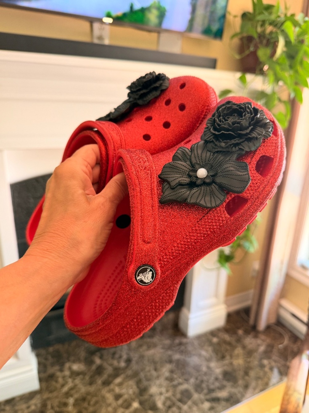 NWT Crocs Classic Womens Sparkly Glitter Clogs + Flowers Charms